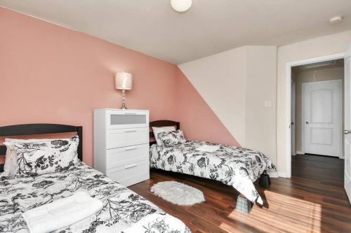 Un ou plusieurs lits dans un hébergement de l'établissement Family Friendly 4Bdroom With Backyard