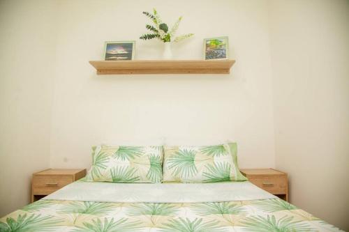 a bedroom with a bed with a plant on the wall at Acogedor apartamento moderno para 6 personas in Cali
