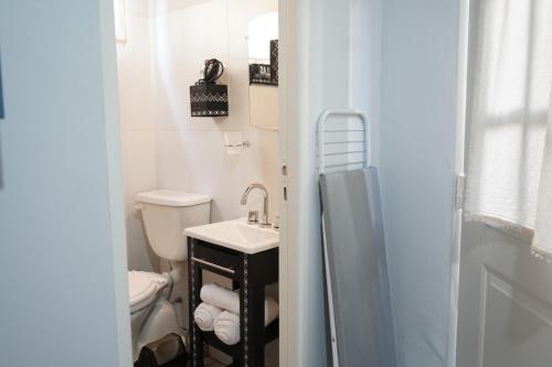 a small bathroom with a sink and a toilet at La Casa de Sol in Posadas