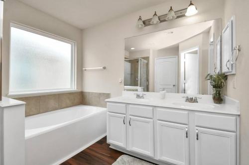 Salle de bains dans l'établissement Family Friendly 4Bdroom With Backyard