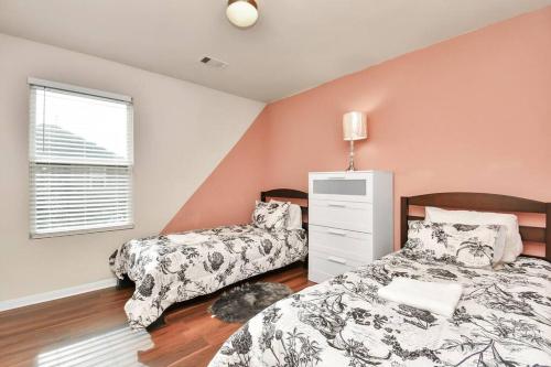 une chambre avec deux lits et une fenêtre dans l'établissement Family Friendly 4Bdroom With Backyard, à Houston
