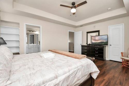Un ou plusieurs lits dans un hébergement de l'établissement Family Friendly 4Bdroom With Backyard