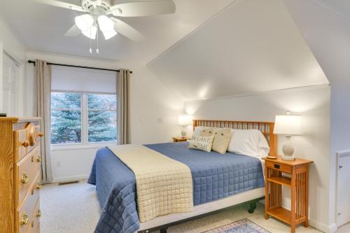 - une chambre avec un lit et une fenêtre dans l'établissement The Eagles Nest at Alpine Cabin with Fireplace!, à Terra Alta