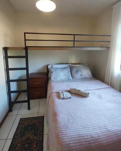 um quarto com uma cama e um beliche em Apartamento no centro em Canela