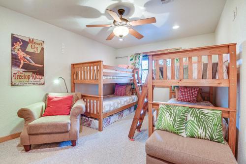 una habitación con dos literas y una silla en Lake Whitney Cabin with Hot Tub and Fire Pit!, en Morgan