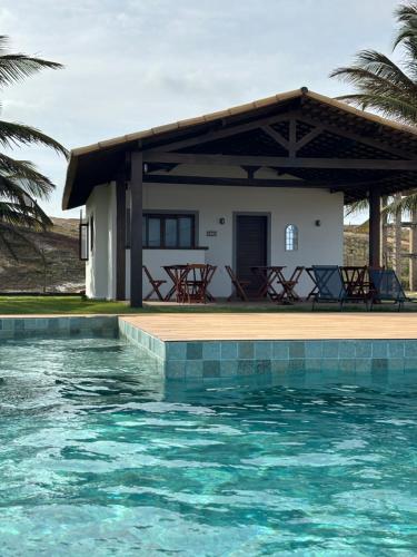 バイーア・フォルモーザにあるPousada Villa Sagiの家の前にプールがある家