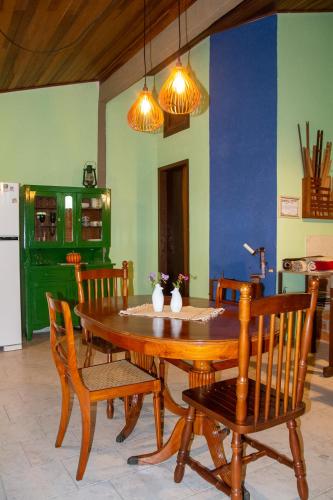 Dapur atau dapur kecil di Refúgio na natureza Casa do Tecelão