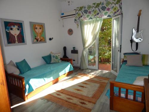 - une chambre avec 2 lits et une porte coulissante en verre dans l'établissement De la plaza, à Concordia