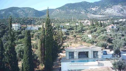 una vista aerea di una casa alberata di ReLux Villa a Cefalonia