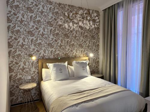 Schlafzimmer mit einem Bett mit Blumentapete in der Unterkunft Bubaqia House - Suites Boutique in Granada
