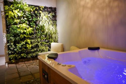 a large blue tub in a room with a green wall at Amplio y cómodo loft en Medellin. Gran ubicación in Medellín