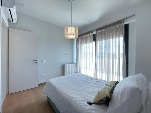 Кровать или кровати в номере Athenean Oasis in Ellinikon