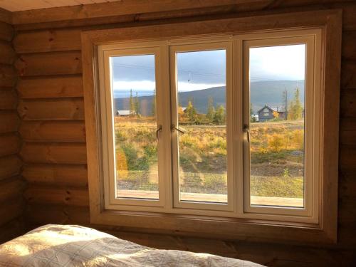 a window in a bedroom with a view of a mountain at Årebjørnen - Sadelen in Åre
