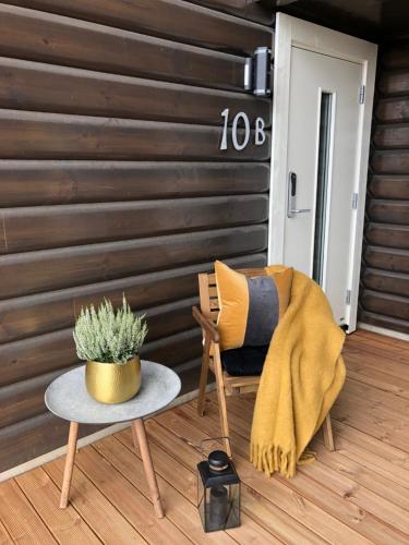 a chair and a table with a plant on a porch at Årebjørnen - Sadelen in Åre