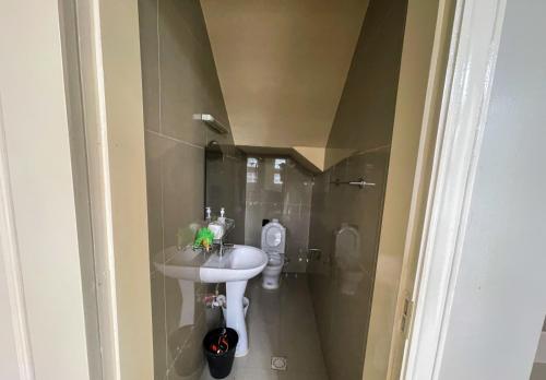 mała łazienka z umywalką i prysznicem w obiekcie Lav's Place w mieście Brufut