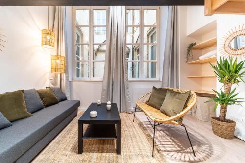 un salon avec un canapé et une table dans l'établissement Les Suites de l'Opéra - Apartment Ella for 4 people, à Lyon