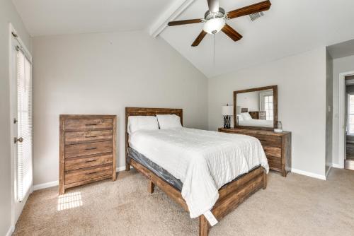 a bedroom with a bed and a ceiling fan at Baton Rouge Condo with Balcony, Fireplace and Pool! in Baton Rouge