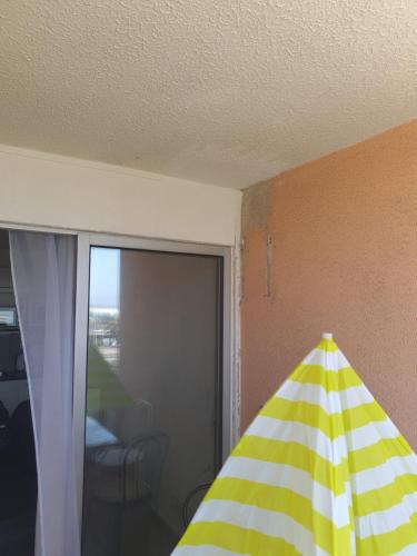 une chambre avec un plafond et une chambre avec une fenêtre dans l'établissement Quatro la corniche, à Sète