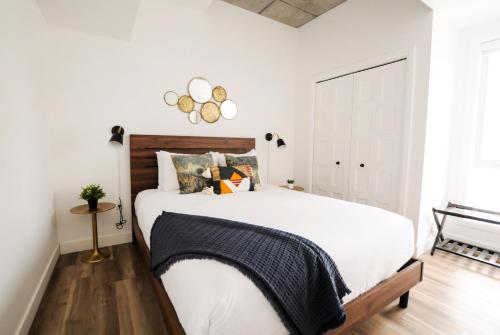Ένα ή περισσότερα κρεβάτια σε δωμάτιο στο Downtown Penthouse Condo with Breathtaking City Views