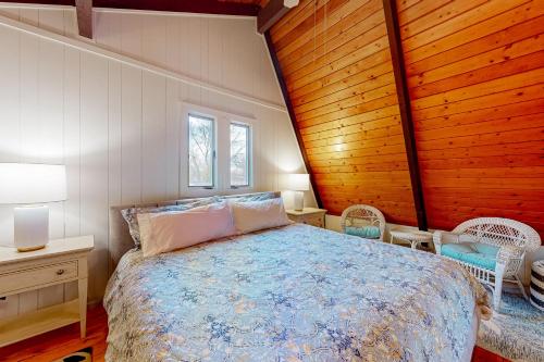 1 dormitorio con 1 cama grande y techo de madera en Bethany West --- 700 South Center Ct, en Bethany Beach
