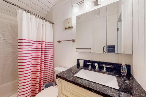 baño con lavabo y cortina de ducha roja y blanca en Bethany West --- 700 South Center Ct, en Bethany Beach