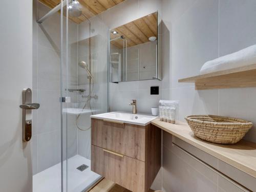a bathroom with a sink and a shower at Appartement Tignes, 2 pièces, 4 personnes - FR-1-641-17 in Tignes