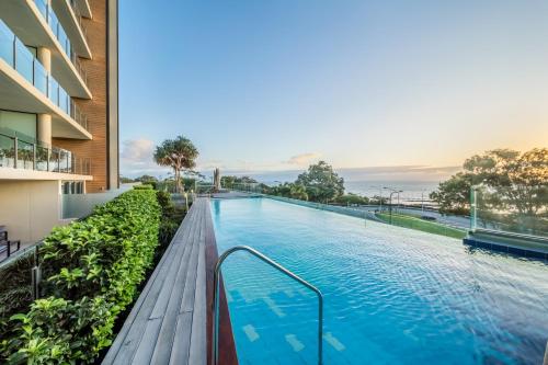 Oaks Redcliffe Mon Komo Suitesの敷地内または近くにあるプール