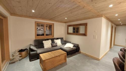 a living room with a couch and a table at Agréable appartement à Grimentz, au pied des pistes in Grimentz