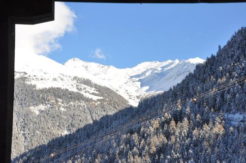 a view of a snow covered mountain from a ski lift at Agréable appartement à Grimentz, au pied des pistes in Grimentz