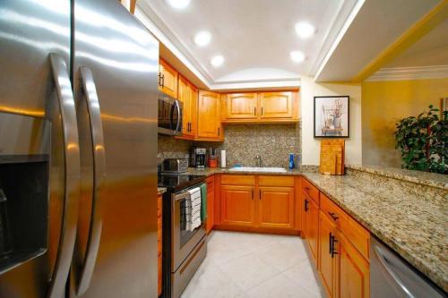 Una cocina o cocineta en Lime Tree Bay Unit # 40