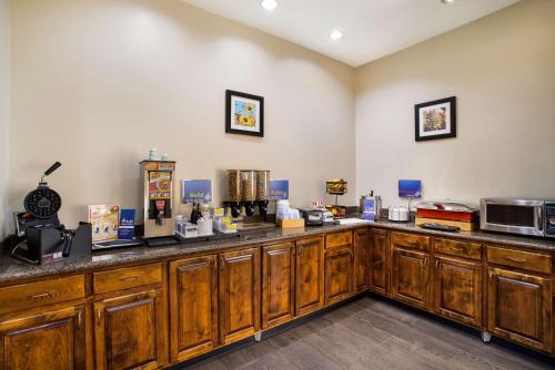 een keuken met houten kasten en een aanrechtblad bij Best Western Gallup West in Gallup