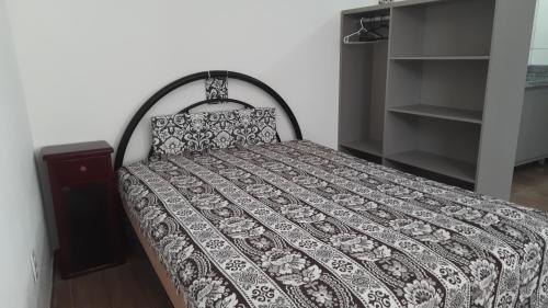 Una cama con edredón en un dormitorio en Recanto da Lagoa, en Passo de Torres