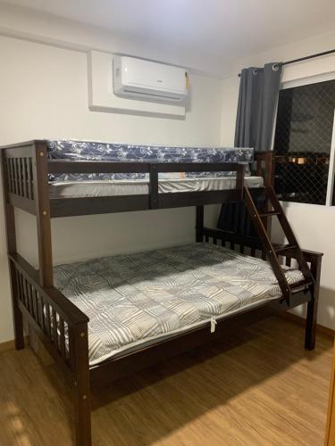 Двох'ярусне ліжко або двоярусні ліжка в номері Resort em Barra velha, pé na areia e vista mar
