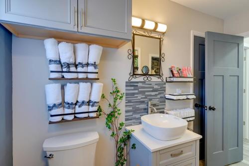 y baño con lavabo, aseo y toallas. en Modern Mount Airy Hideaway with Private Backyard!, en Mount Airy