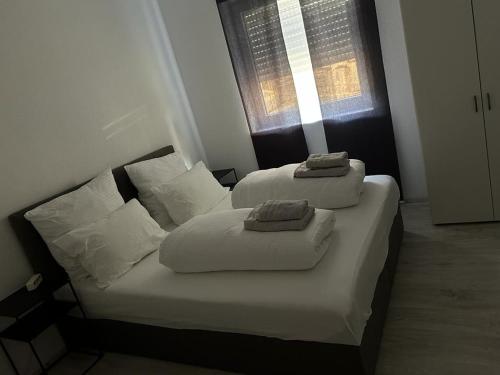 Ένα ή περισσότερα κρεβάτια σε δωμάτιο στο Neubau Schmidt 2 Zimmer Autbahn Kassel