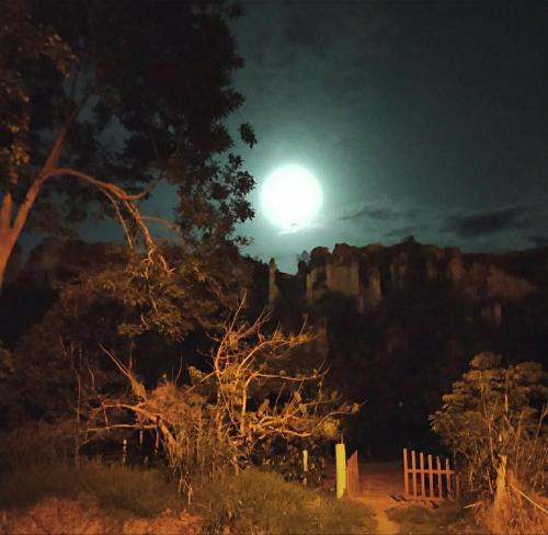 La PlayaにあるHabitación Jilguero Rojo (Baño Privado y TV)の夜の満月