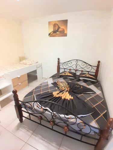 a bedroom with a bed with a bird on it at Dolce Pace Kreyol in Cayenne
