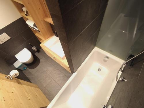 an overhead view of a bathroom with a tub at Agréable appartement à Grimentz, au pied des pistes in Grimentz