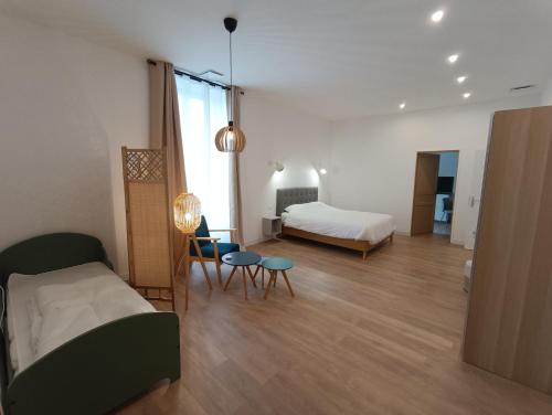 Una habitación con 1 cama y 1 cama y una habitación con 1 cama doble en Clos de la Providence Chambres d'hôtes et Spa en Nolay