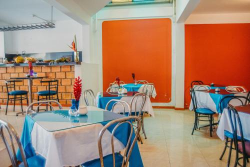 um restaurante com mesas e cadeiras num quarto em Hotel Cielo Tarapoto em Tarapoto