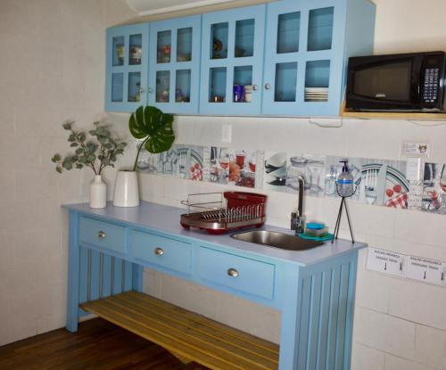 cocina con fregadero y armario azul en Casa Luna Morada Condesa 10, en Ciudad de México