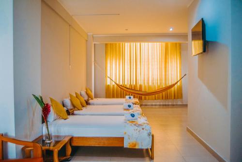 Un dormitorio con una cama grande y una ventana. en Hotel Cielo Tarapoto, en Tarapoto