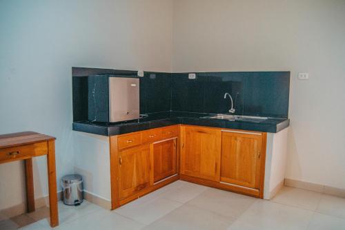 una cocina con fregadero y encimera en Hotel Cielo Tarapoto, en Tarapoto