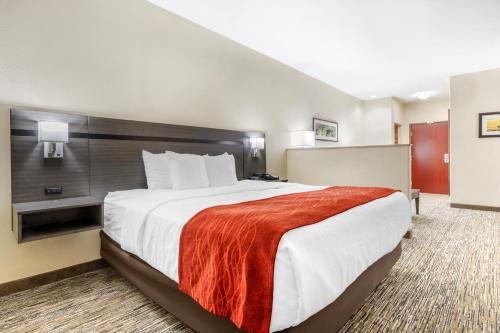 a bedroom with a large bed in a hotel room at Comfort Inn by Choice Hotels Orange, TX in Orange
