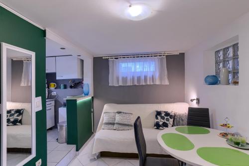 ein Wohnzimmer mit einem weißen Sofa und einem Tisch in der Unterkunft Apartments by the sea Korcula - 9321 in Korčula