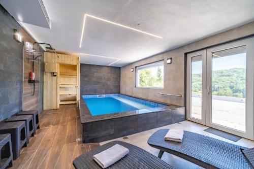 にあるRiverside house with pool jacuzzi and sauna in Croatiaの部屋の中央にあるスイミングプール