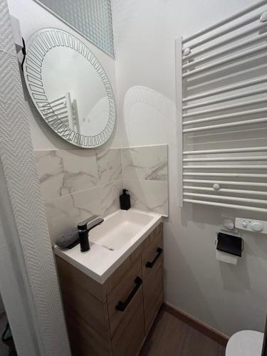 a bathroom with a sink and a mirror at Au 15 Bis - Studio Hyper Centre in Saint-Amand-Montrond