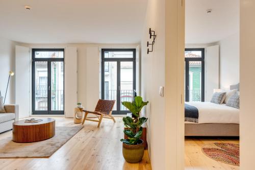 una sala de estar con una cama y un sofá en Alma da Casa by DA'HOME, en Oporto