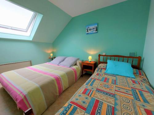 Gîte Oisseau, 4 pièces, 6 personnes - FR-1-600-106 في Oisseau: سريرين في غرفة بجدران زرقاء ونافذة