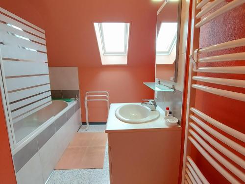 Gîte Oisseau, 4 pièces, 6 personnes - FR-1-600-106 في Oisseau: حمام مع حوض وحوض استحمام